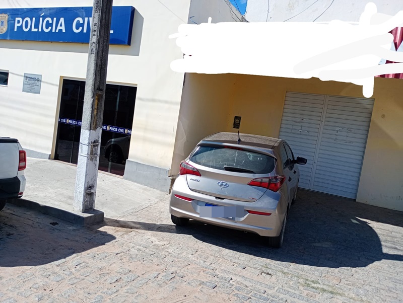 Carro roubado em Salvador é apreendido pela PM em Queimadas