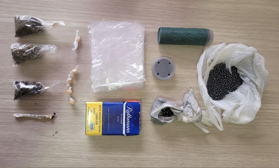 Jovem de 22 anos é achado com drogas, em Queimadas