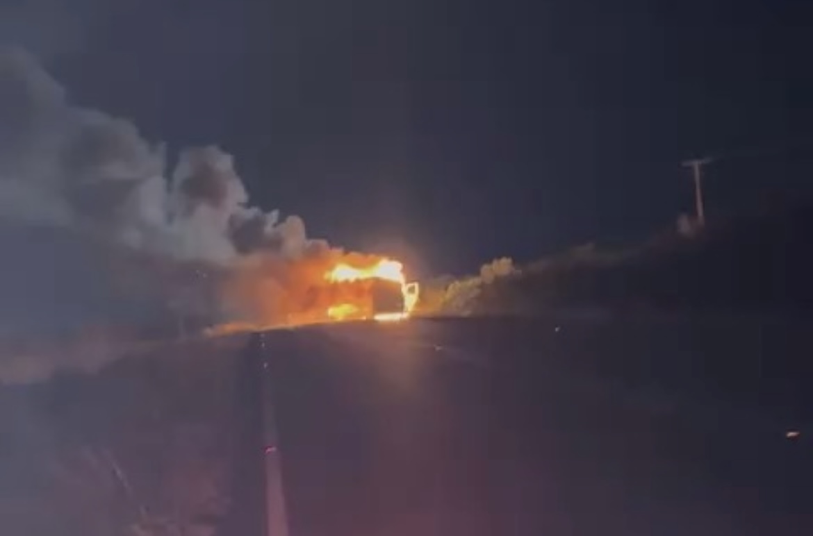 Van fica destruída ao ser atingida por incêndio na BA-120