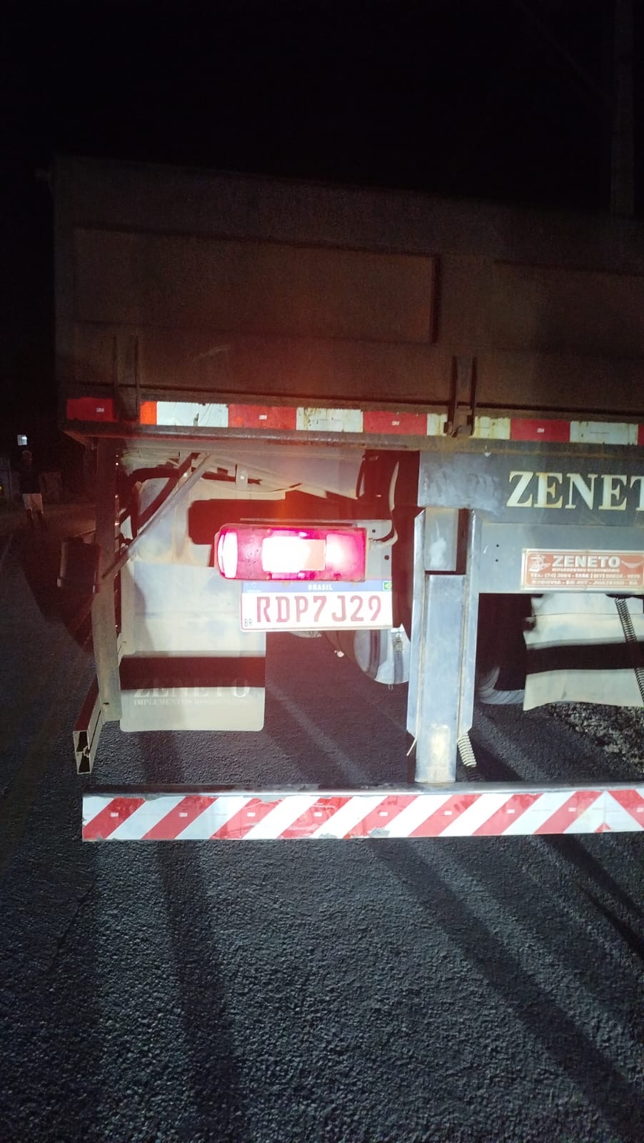 Motociclista fica ferido após de chocar contra caminhão em Queimadas