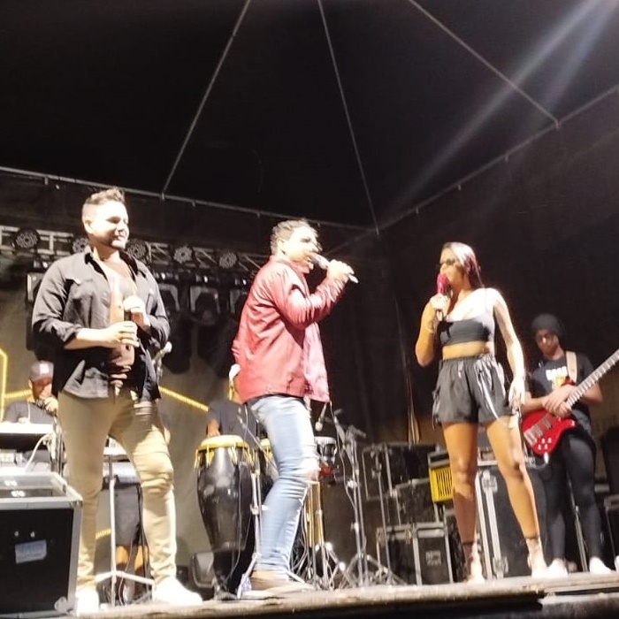 Com grande show de Os Clones, segunda noite da Festa dos Velhos lota praça do Mari