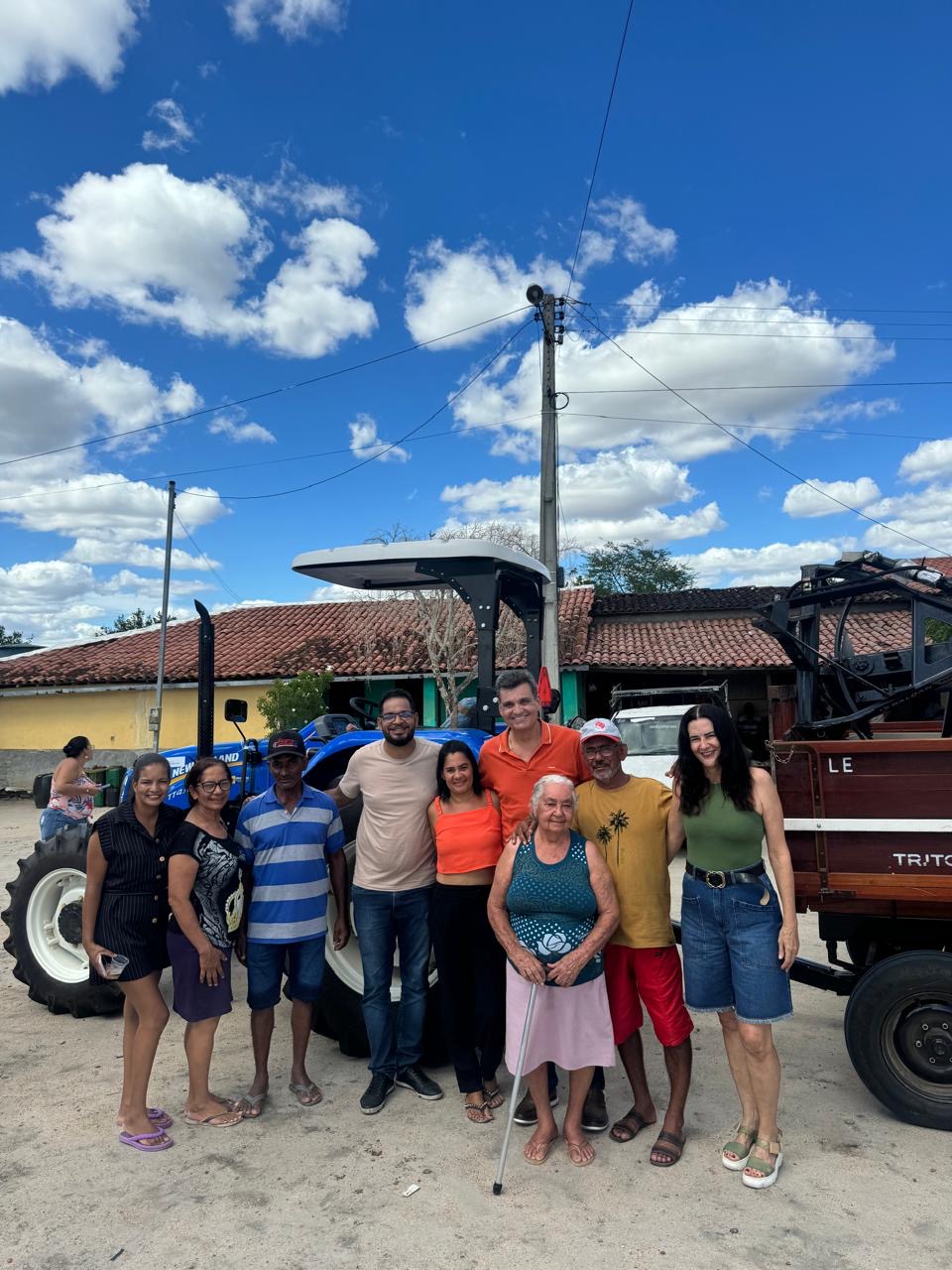 Trator que vai beneficiar comunidade do Porco, em Santaluz, é entregue