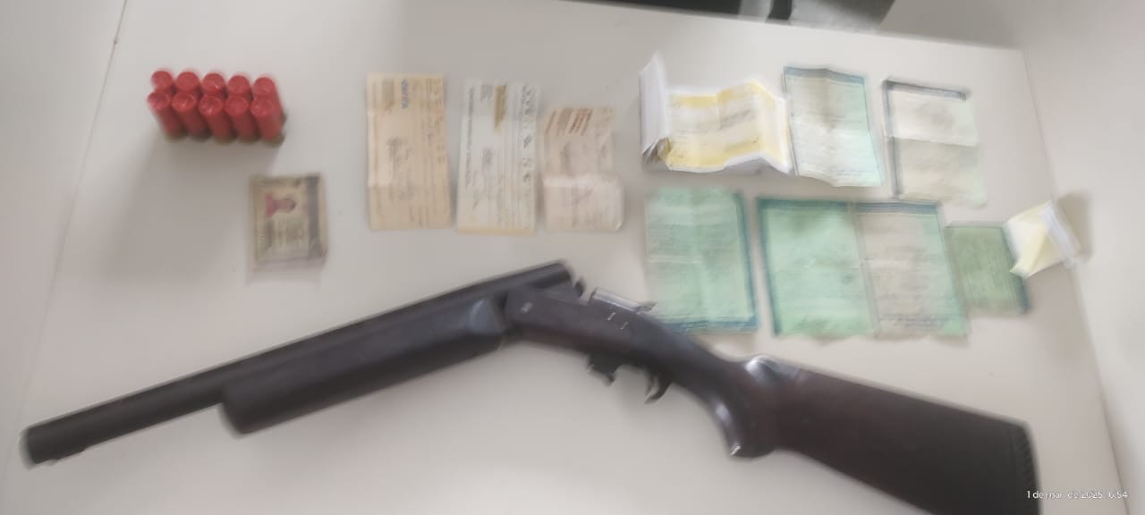 Cigano é preso com arma de uso restrito, promissórias e cheques, em Queimadas