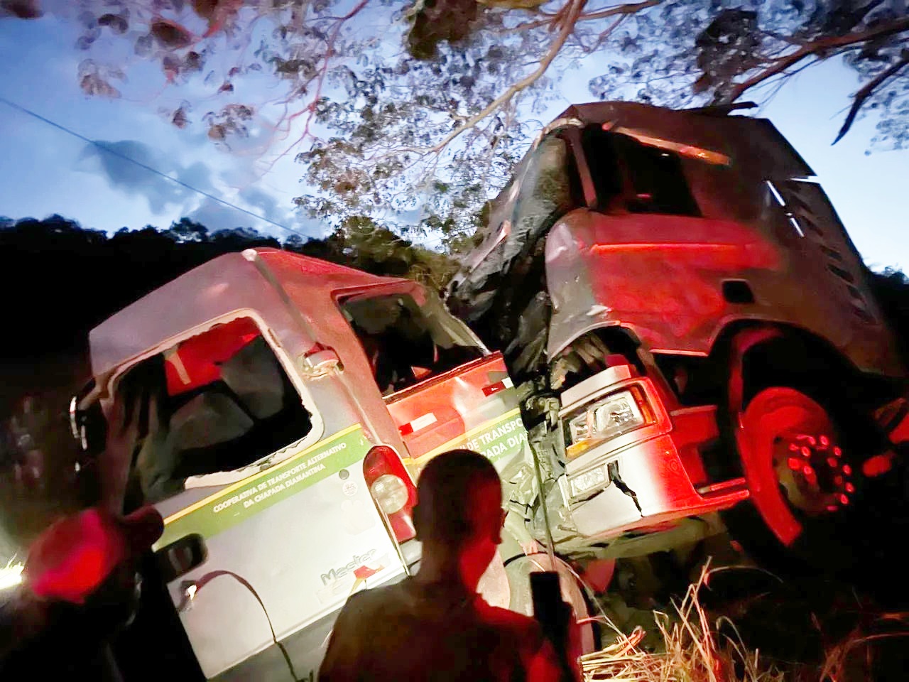 Acidente mata ao menos 10 pessoas na Bahia; assista reportagem