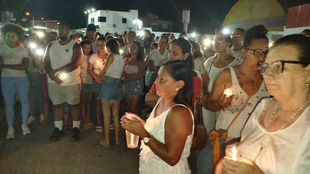 Grupo faz manifestação após feminicídio de Rosana, em Queimadas