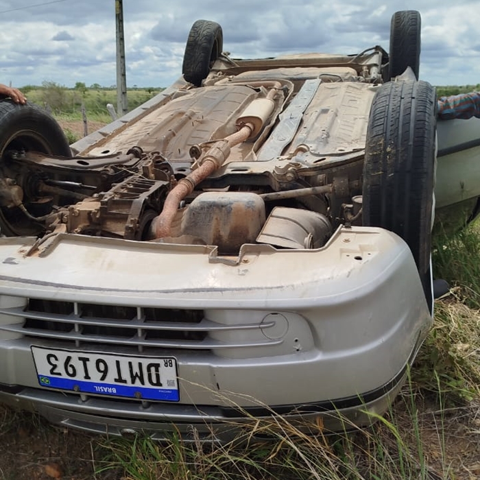 Idoso escapa ileso após carro capotar em Queimadas