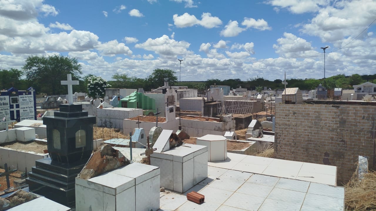 Prefeitura de Queimadas faz limpeza completa no Cemitério do Santo Antônio após reclamação