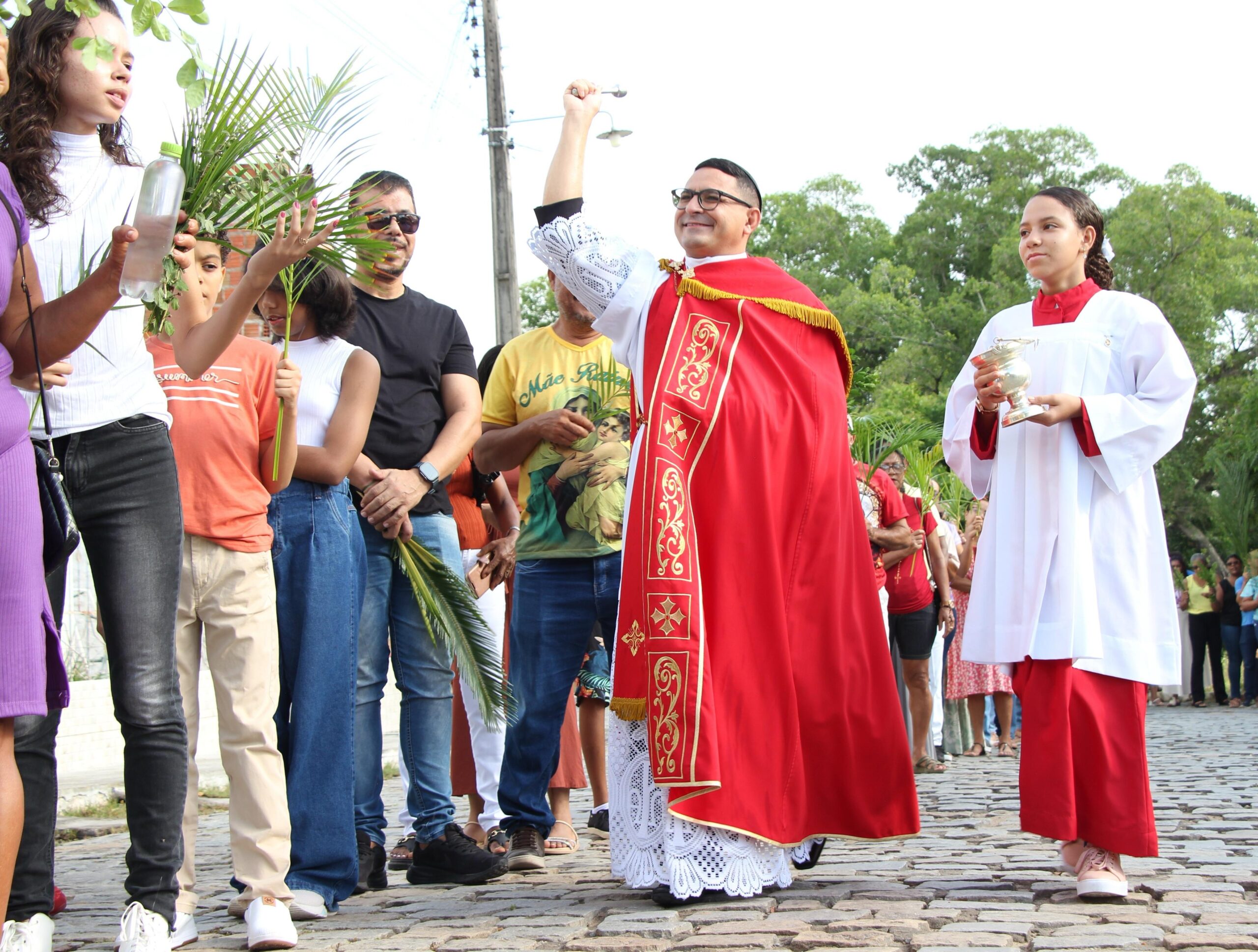 FOTOS! Fiéis de Queimadas celebram o Domingo de Ramos