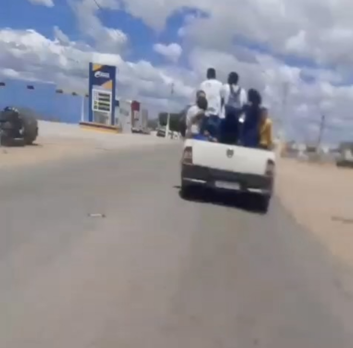 ASSISTA! Estudantes são transportados na caçamba de carro, em Queimadas; secretário nega ser escolar
