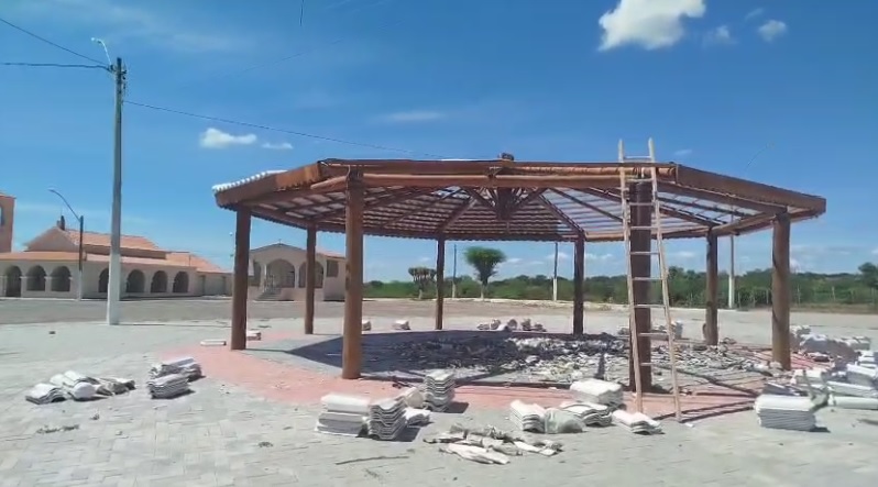 Secretário explica desmontagem da cabana ao lado da Igreja de Santo Antônio