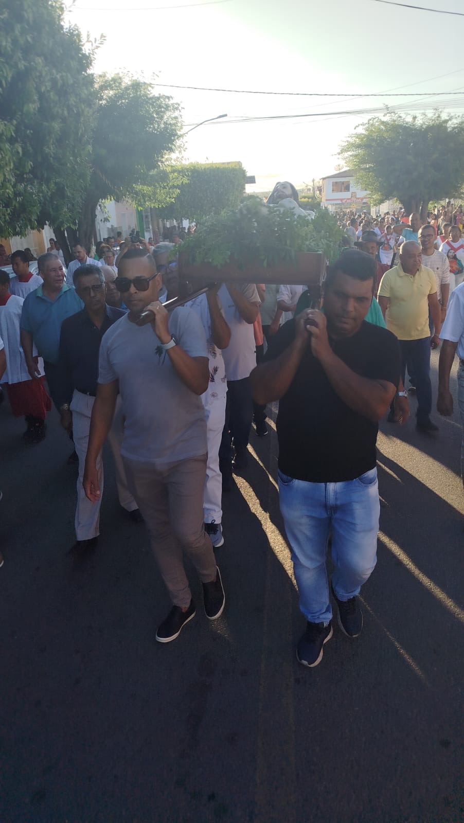 ‘Paixão de Cristo’ é realizada pelas ruas de Queimadas