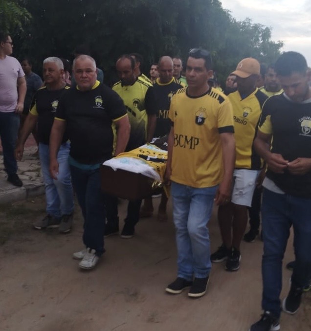 Sob comoção e com homenagens, corpo de Eliel Gonçalves é enterrado na Pedrolândia
