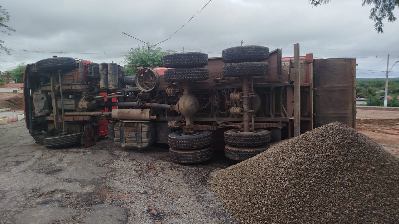 VÍDEO! Caçamba carregada de brita tomba em Queimadas