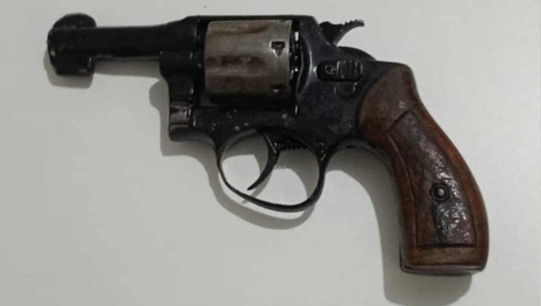 Homem ameaça pessoas e é preso com arma, em Queimadas