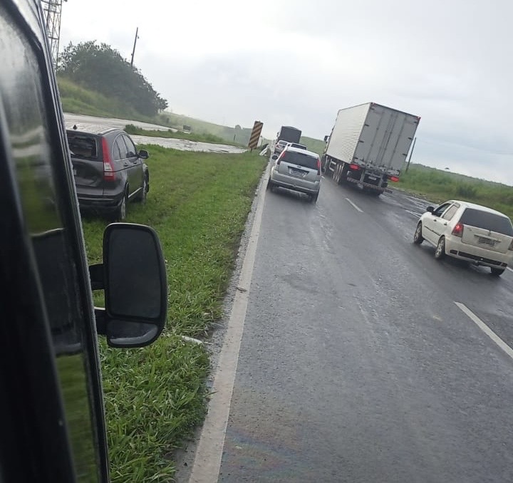 Van que saiu de Queimadas sofre acidente na BR-324