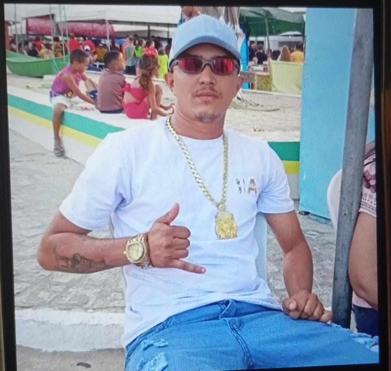 IDENTIFICADO: jovem é morto com vários tiros dentro de barbearia em Cansanção