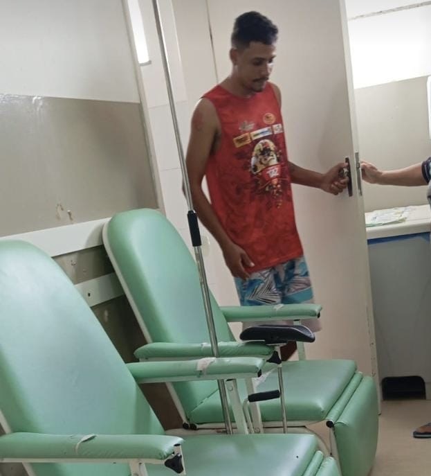 ‘MILAGRE’: motociclista arremessado após acidente em Queimadas já está em casa