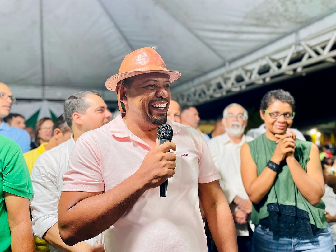 Médico, prefeito de Santaluz faz atendimento em homem que passou mal durante show; assista