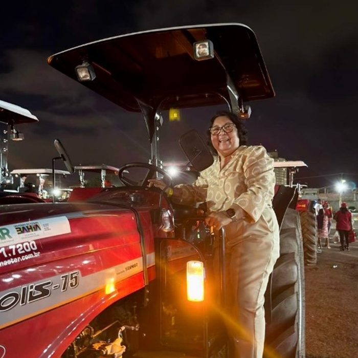 No lançamento do novo Plano Safra, Nordestina recebe trator agrícola novo; ‘Conquista’, diz prefeita