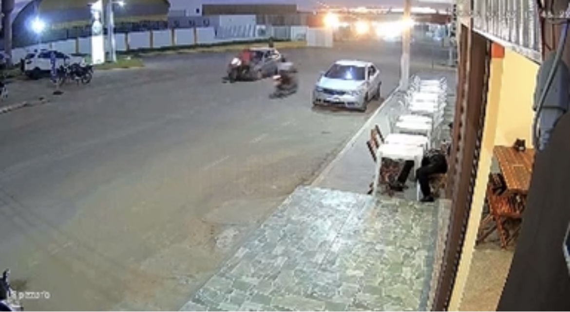 Impressionante: vídeo mostra motociclista arremessado após acidente em Queimadas