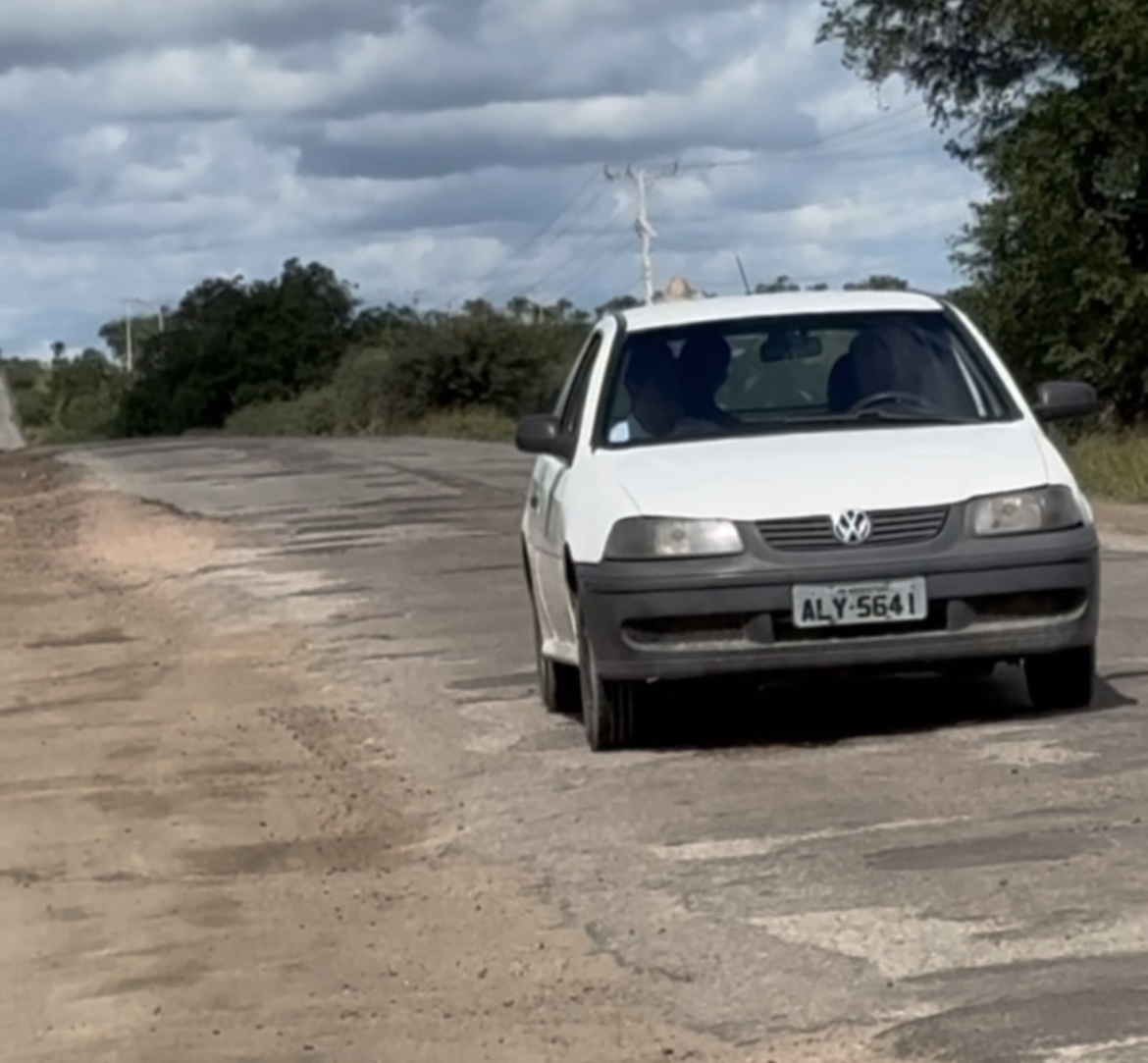 Secretário de Queimadas leva bolo para a BA-120 em protesto contra os buracos