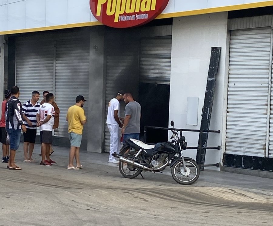 Mercado é atingido por incêndio em Cansanção