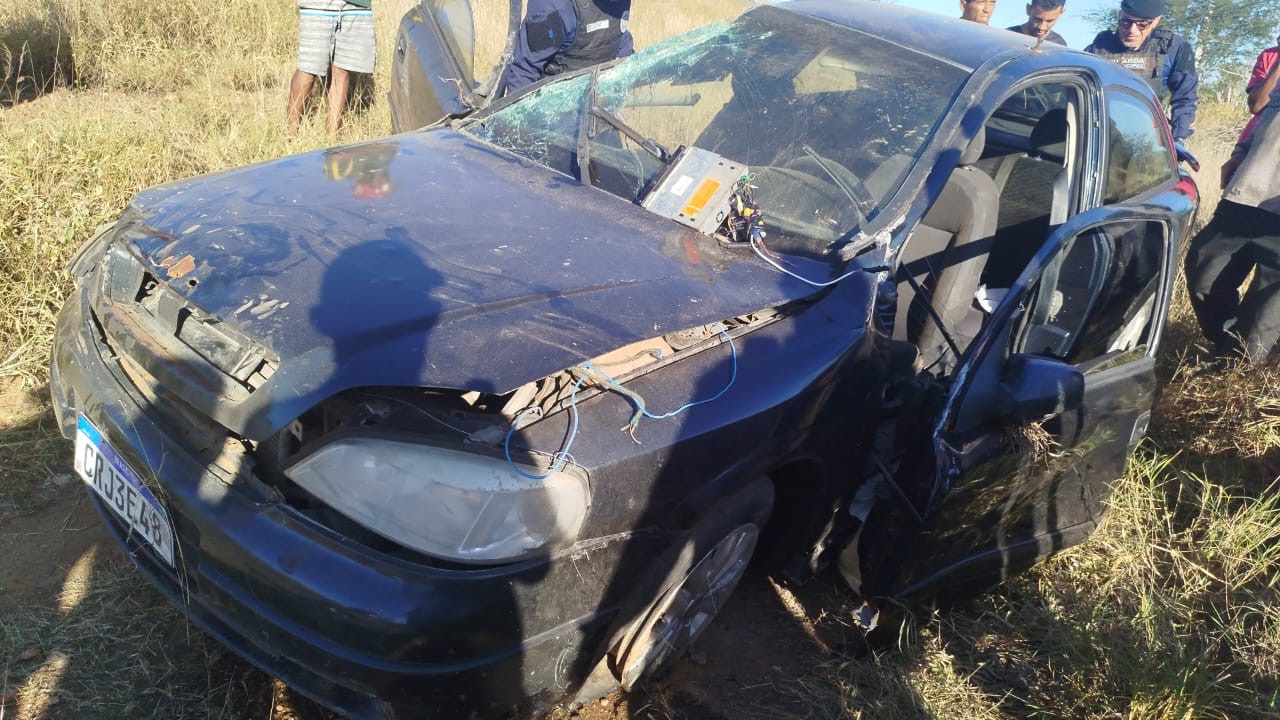 Motorista é arremessado para a estrada após carro capotar na BA-120, em Queimadas