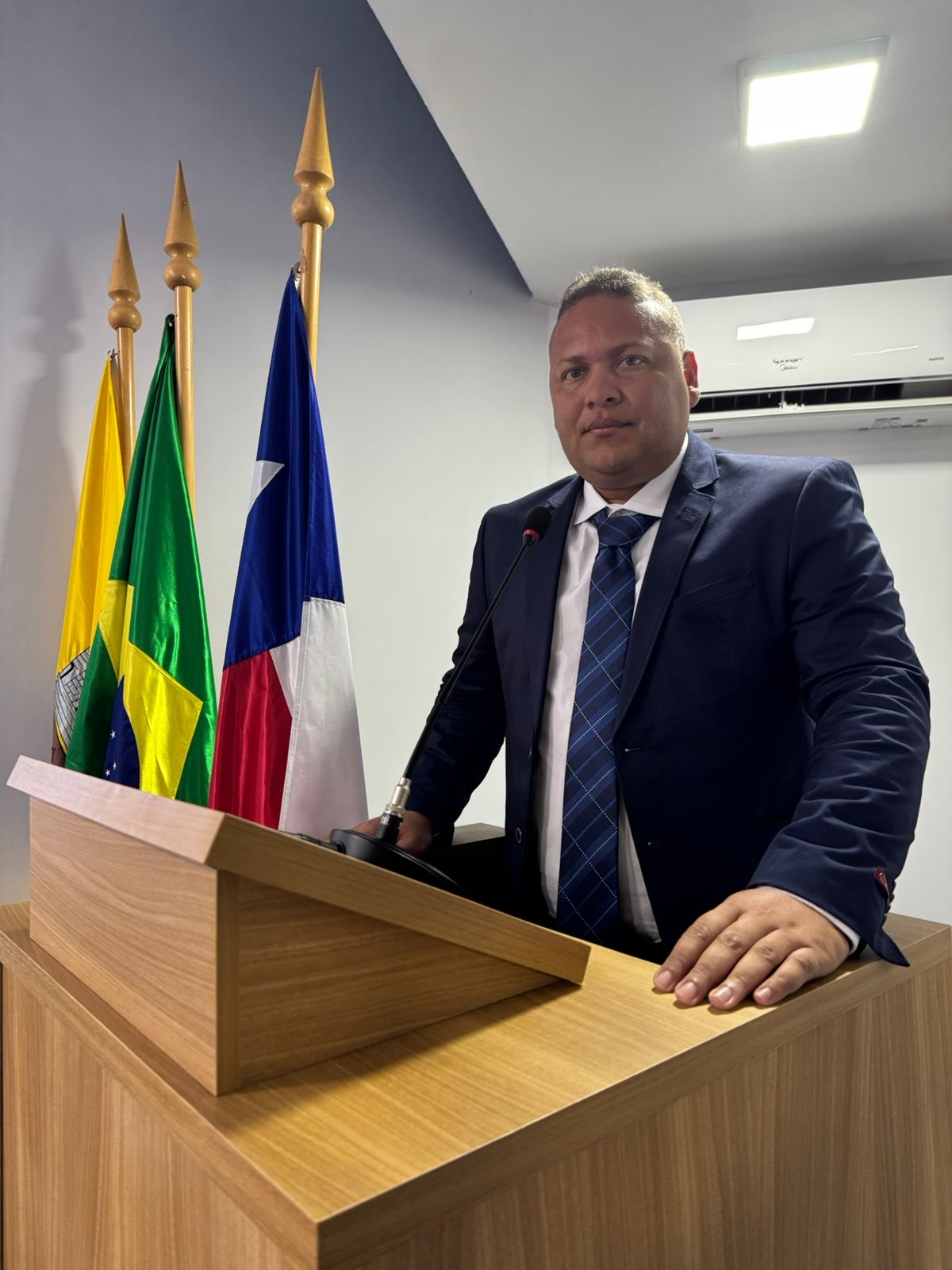 Empossado vereador, Neguinho despista sobre apoio a Ricardo: ‘Palanque desarmado’