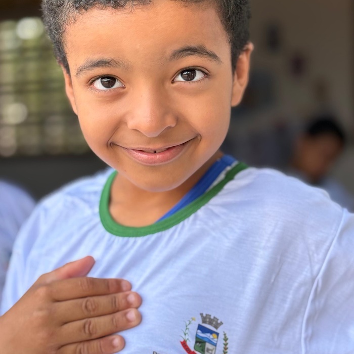 Estudantes de escola em Jacurici da Ponte recebem nova farda; veja modelo