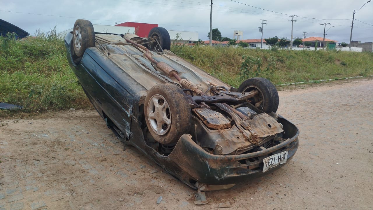 Motorista fica ferido após carro capotar, em Queimadas
