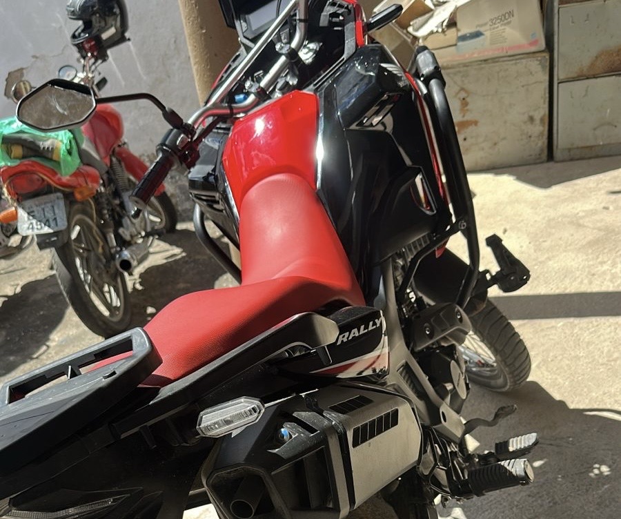 Toda errada! PM apreende XRE 300 adulterada, em Queimadas