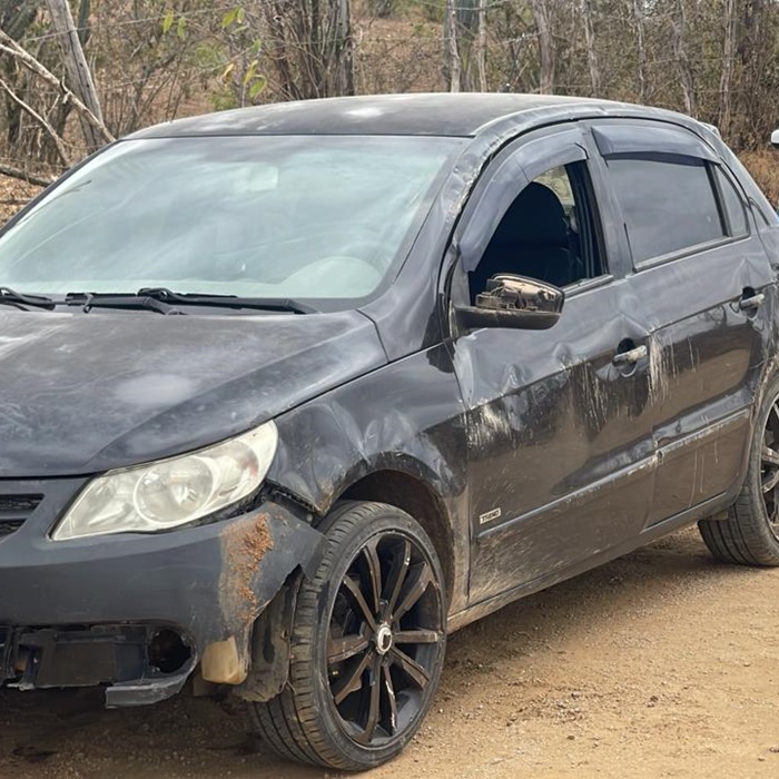 Carro capota na estrada do Espanta Gado, em Queimadas