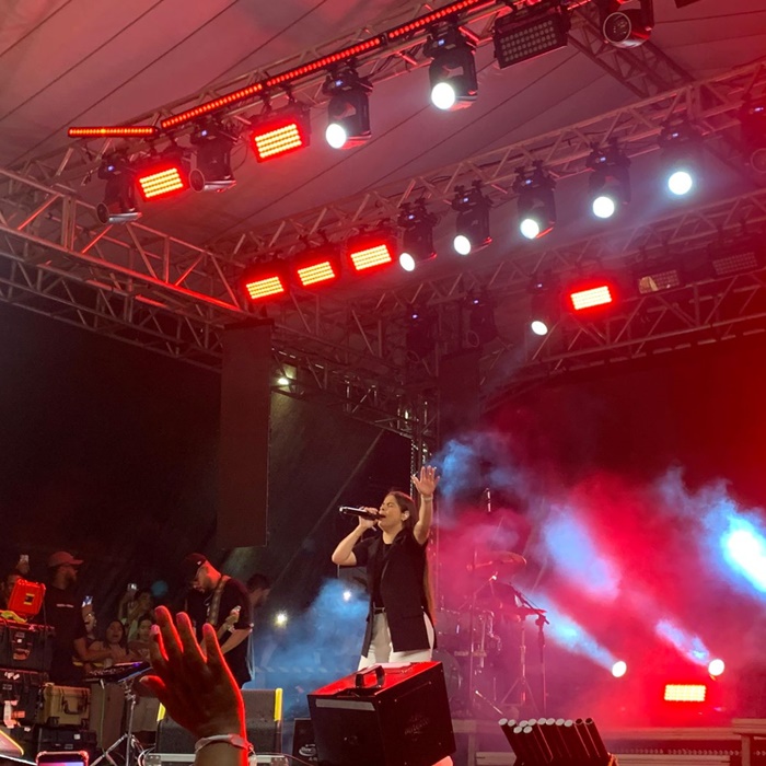 Noite de louvor e adoração! Dia da Cultura Evangélica reúne multidão em Queimadas