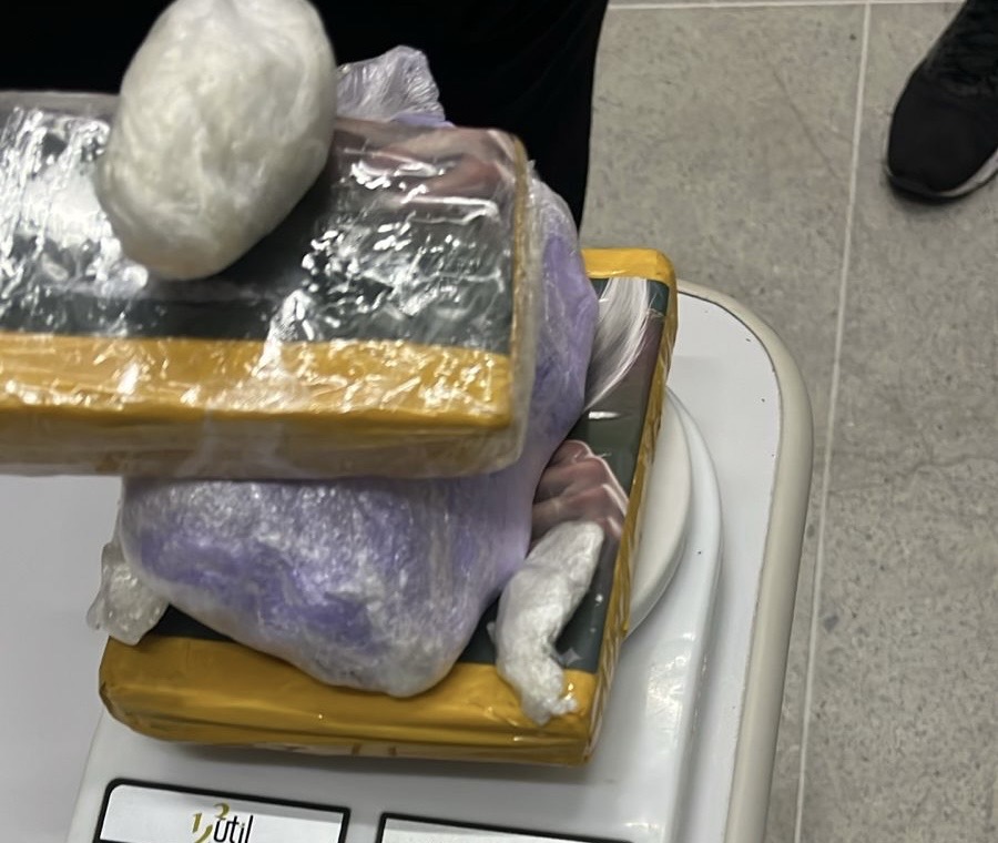 GOLAÇO! Mulher é presa pela PM com grande quantidade de drogas em ônibus da linha Serrinha – Nordestina