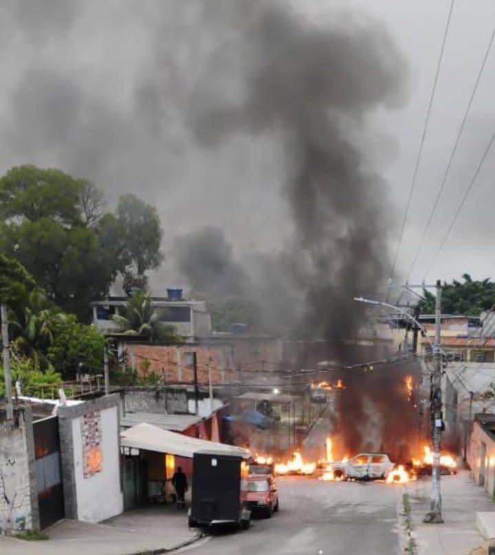 Sessenta traficantes e quatro policiais são mortos em operação no RJ; VÍDEOS