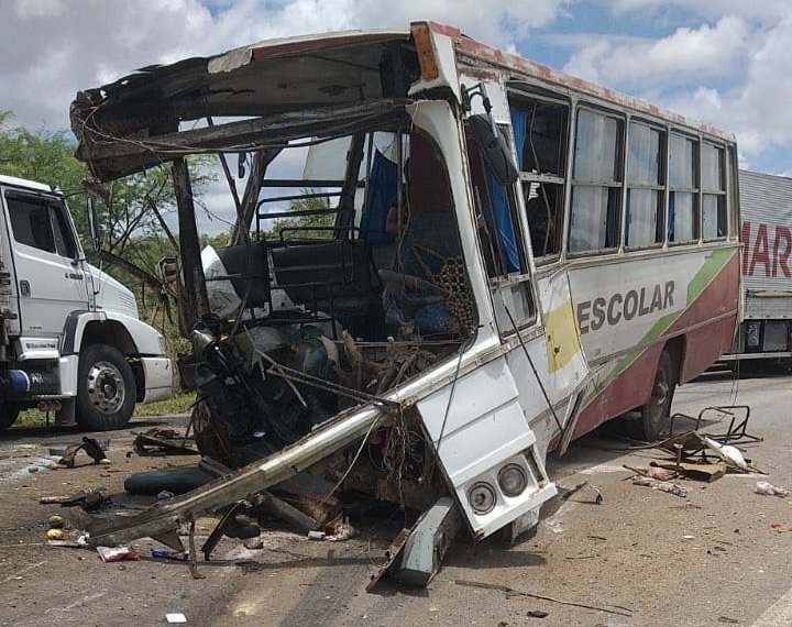 Tragédia na BR-116: colisão entre ônibus e carreta deixa mortos e feridos