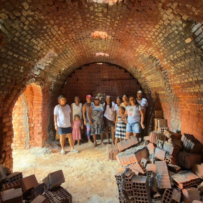 Alunos da EJA de Jacurici da Ponte realizam aula de campo nas olarias da comunidade