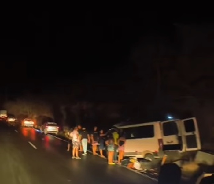 Acidente com van de Quijingue deixa morta e feridos na BR-242