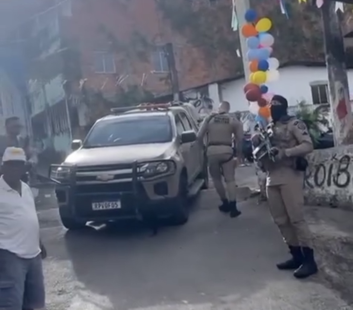 Bahia: festinha do Dia das Crianças acaba em confusão com a PM; ASSISTA TUDO