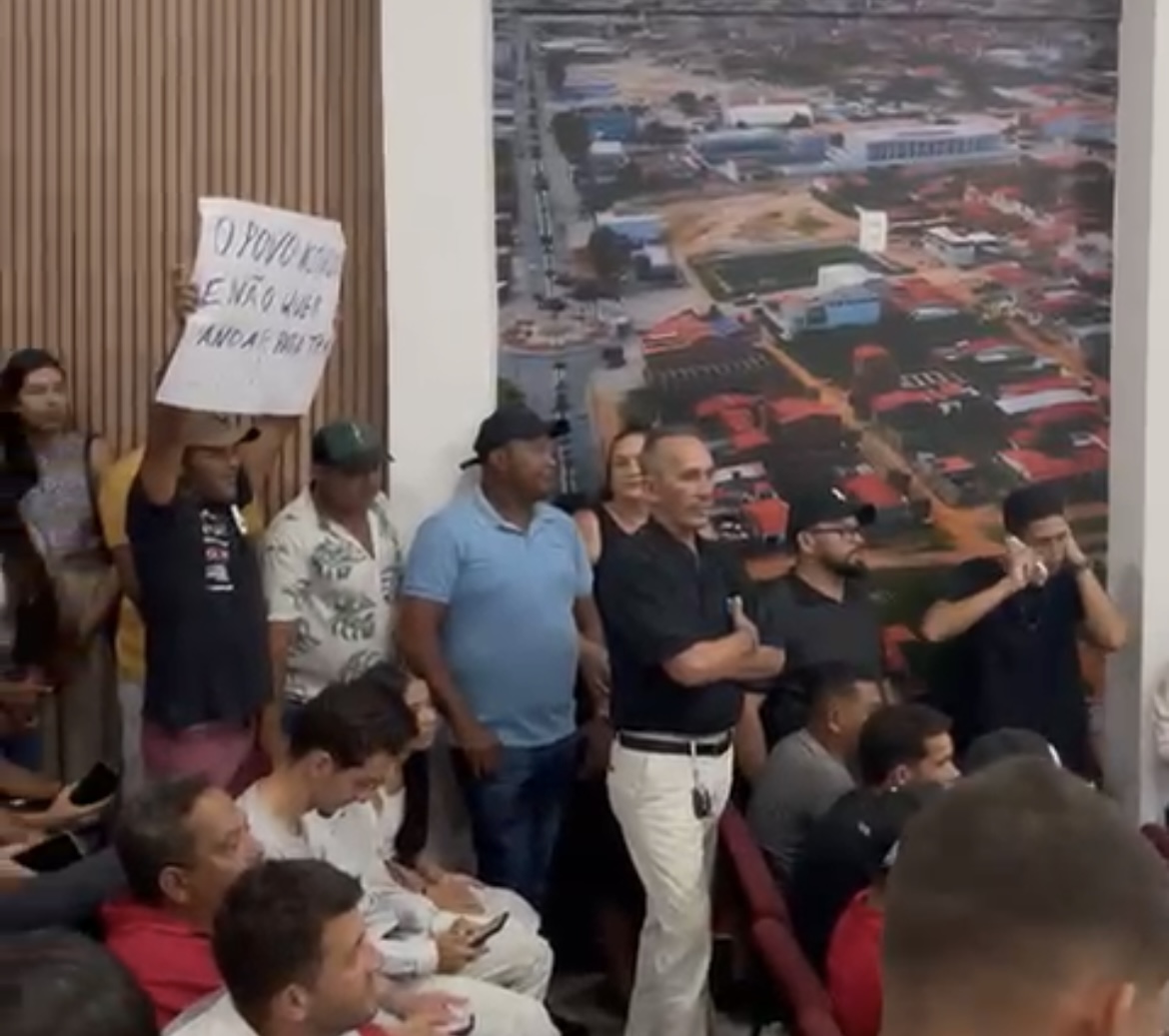 Tumulto em Monte Santo: vereadores rompem com prefeita e saem vaiados da Câmara