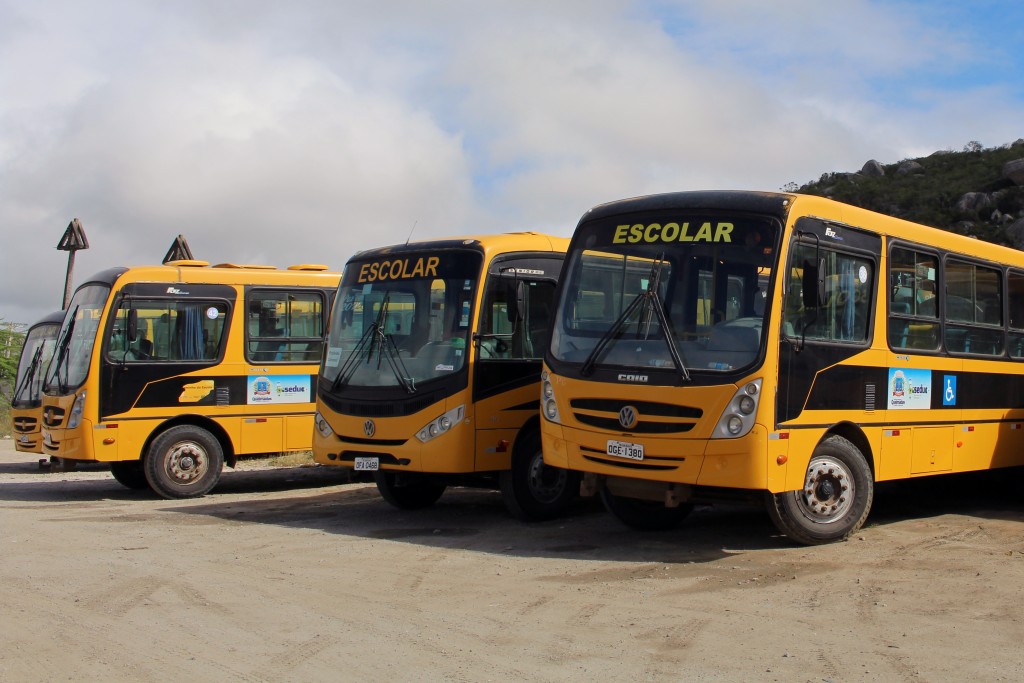 “Fez foi ‘arrastar’”: transporte escolar deixa oito alunos para trás, em Queimadas; coordenador explica