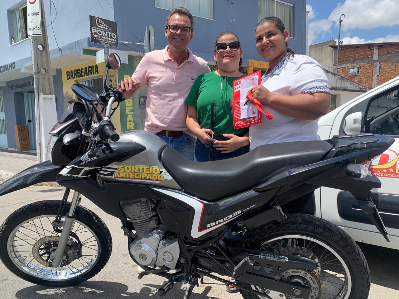 Moradora de Queimadas ganha moto em super ação do Valente da Sorte; próximo sorteio terá carros