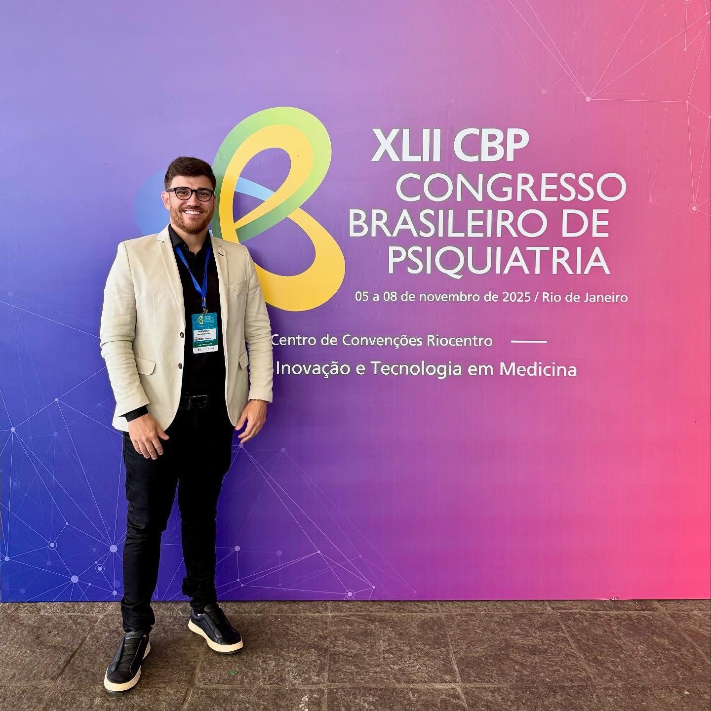 Psiquiatra que atende na região sisaleira, Maike Araújo participa de congresso nacional