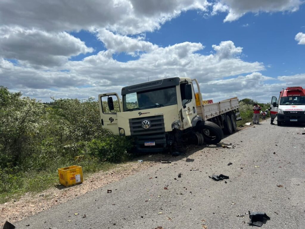 Deu ruim! Suspeito de assalto em fuga morre após carro bater em caminhão, na região sisaleira