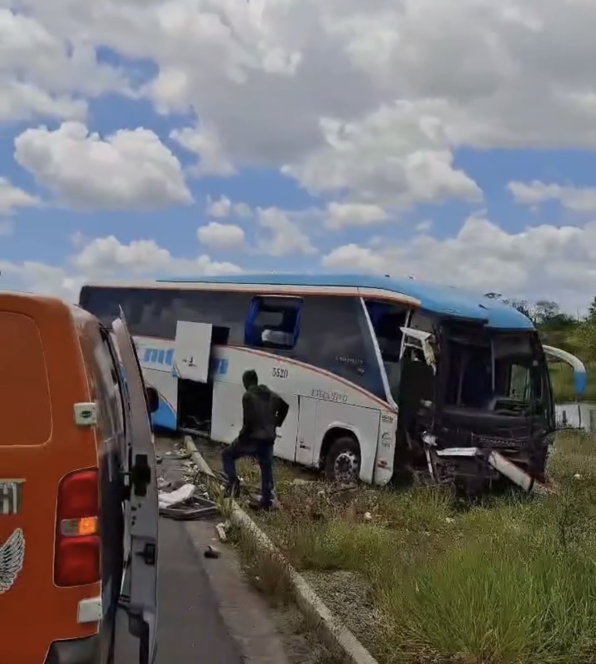 Acidente entre ônibus e caminhão em Tanquinho deixa mortos e 15 feridos
