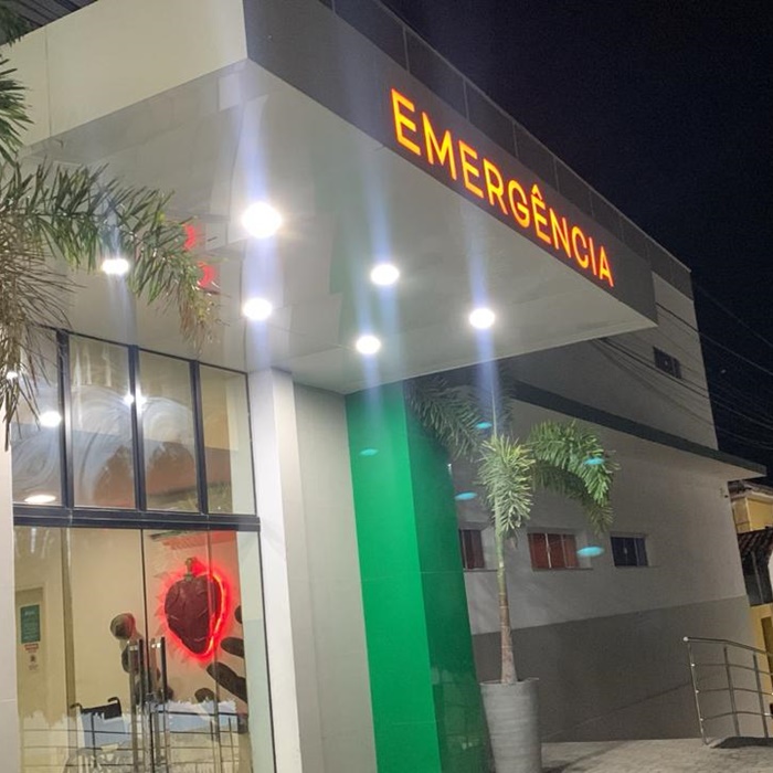 Dois ficam feridos após moto se chocar contra animal solto, em Queimadas