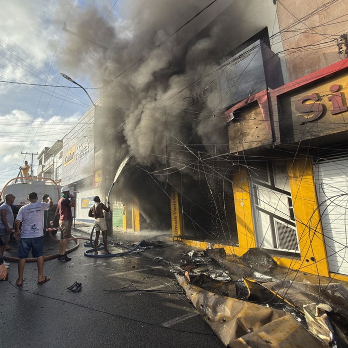 Loja é destruída por incêndio no Centro de Santaluz