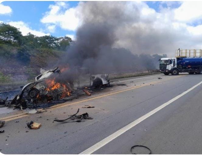 Dez pessoas morrem após acidente entre dois carros, na Bahia