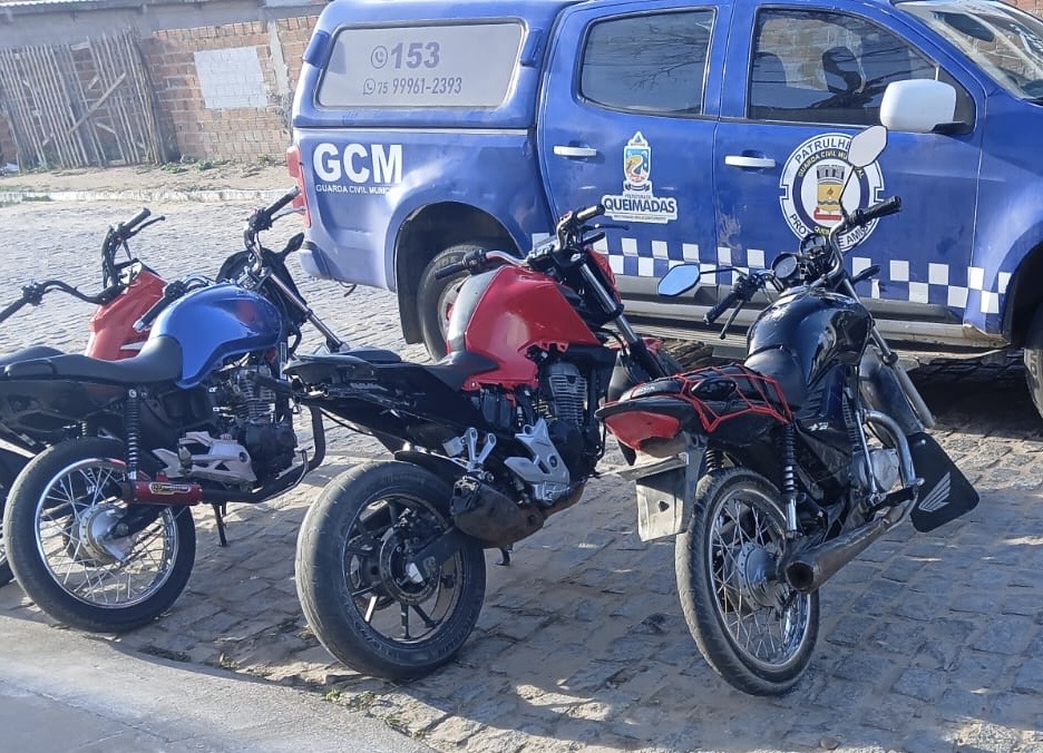 Em noite de caos, GCM de Queimadas apreende quatro motos que estavam provocando baderna