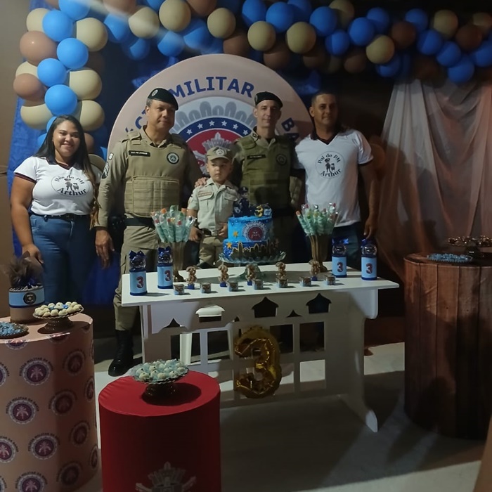 Fã da PM, garotinho recebe visita surpresa durante aniversário de três anos, na Bahia